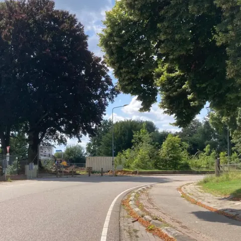Zicht op terrein vanaf de weg