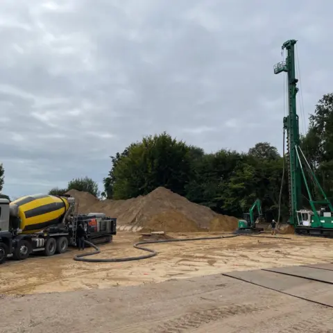 Palen boren op terrein